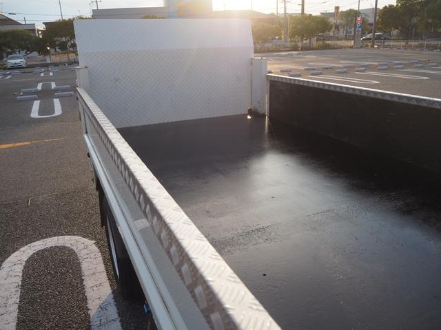 キャンター 平ボディ　パワーゲート付き　極東パワーゲート　昇降荷重６００ｋｇ（９４ｃｍ×１５８ｃｍ）　最積１５００ｋｇ　荷台内寸１６０ｃｍ×３０８ｃｍ×３８ｃｍ　後輪Ｗタイヤ　メッキパーツ　アオリ縞板　ナビ　地デジ　ＤＶＤ／ＣＤ／ＢＴ（57枚目）