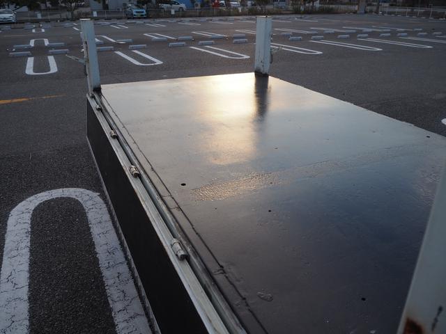 キャンター 平ボディ　パワーゲート付き　極東パワーゲート　昇降荷重６００ｋｇ（９４ｃｍ×１５８ｃｍ）　最積１５００ｋｇ　荷台内寸１６０ｃｍ×３０８ｃｍ×３８ｃｍ　後輪Ｗタイヤ　メッキパーツ　アオリ縞板　ナビ　地デジ　ＤＶＤ／ＣＤ／ＢＴ（58枚目）