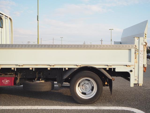 キャンター 平ボディ　パワーゲート付き　極東パワーゲート　昇降荷重６００ｋｇ（９４ｃｍ×１５８ｃｍ）　最積１５００ｋｇ　荷台内寸１６０ｃｍ×３０８ｃｍ×３８ｃｍ　後輪Ｗタイヤ　メッキパーツ　アオリ縞板　ナビ　地デジ　ＤＶＤ／ＣＤ／ＢＴ（61枚目）