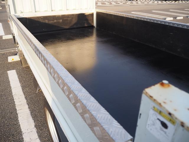 キャンター 平ボディ　パワーゲート付き　極東パワーゲート　昇降荷重６００ｋｇ（９４ｃｍ×１５８ｃｍ）　最積１５００ｋｇ　荷台内寸１６０ｃｍ×３０８ｃｍ×３８ｃｍ　後輪Ｗタイヤ　メッキパーツ　アオリ縞板　ナビ　地デジ　ＤＶＤ／ＣＤ／ＢＴ（67枚目）