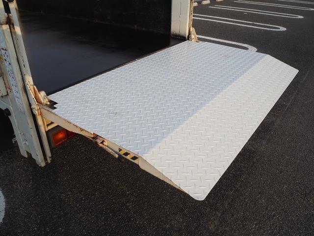 キャンター 平ボディ　パワーゲート付き　極東パワーゲート　昇降荷重６００ｋｇ（９４ｃｍ×１５８ｃｍ）　最積１５００ｋｇ　荷台内寸１６０ｃｍ×３０８ｃｍ×３８ｃｍ　後輪Ｗタイヤ　メッキパーツ　アオリ縞板　ナビ　地デジ　ＤＶＤ／ＣＤ／ＢＴ（69枚目）