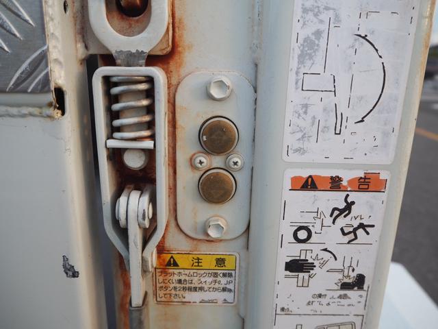 キャンター 平ボディ　パワーゲート付き　極東パワーゲート　昇降荷重６００ｋｇ（９４ｃｍ×１５８ｃｍ）　最積１５００ｋｇ　荷台内寸１６０ｃｍ×３０８ｃｍ×３８ｃｍ　後輪Ｗタイヤ　メッキパーツ　アオリ縞板　ナビ　地デジ　ＤＶＤ／ＣＤ／ＢＴ（72枚目）