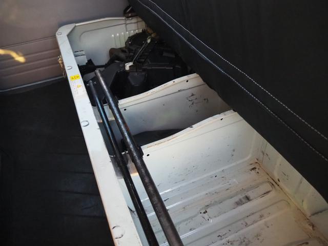 キャンター Ｗキャブ全低床　新明和垂直パワーゲート　昇降荷重６００ｋｇ（１００ｃｍ×１５８ｃｍ）　最積２０００ｋｇ　荷台内寸（２０７ｃｍ×１６１ｃｍ×３７ｃｍ）　後輪Ｗタイヤ　ＥＴＣ　シートカバー／ハンドルカバー　メッキパーツ（43枚目）