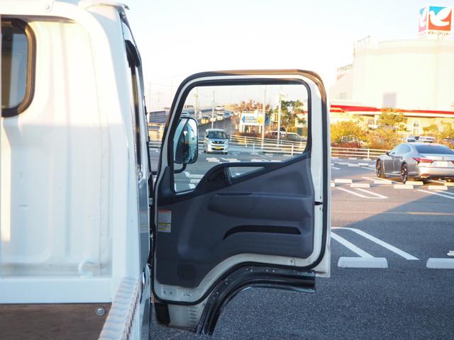 キャンター Ｗキャブ全低床　新明和垂直パワーゲート　昇降荷重６００ｋｇ（１００ｃｍ×１５８ｃｍ）　最積２０００ｋｇ　荷台内寸（２０７ｃｍ×１６１ｃｍ×３７ｃｍ）　後輪Ｗタイヤ　ＥＴＣ　シートカバー／ハンドルカバー　メッキパーツ（49枚目）