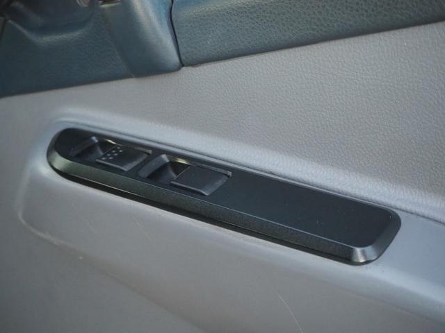 キャンター Ｗキャブ全低床　新明和垂直パワーゲート　昇降荷重６００ｋｇ（１００ｃｍ×１５８ｃｍ）　最積２０００ｋｇ　荷台内寸（２０７ｃｍ×１６１ｃｍ×３７ｃｍ）　後輪Ｗタイヤ　ＥＴＣ　シートカバー／ハンドルカバー　メッキパーツ（50枚目）