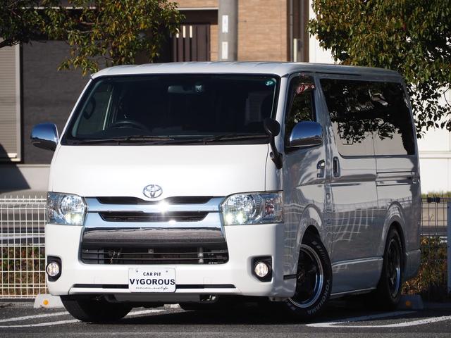 ハイエースバン ロングスーパーＧＬ　ローダウン　１６ＡＷ　ＰＡＲＡＤＡタイヤ　ナビ　地デジ　ＤＶＤ／ＣＤ／Ｂｌｕｅｔｏｏｔｈ／ＵＳＢ　バックカメラ　ＥＴＣ　ドラレコ　ベッドキット　ＬＥＤテール／ライト　スマートキー（4枚目）