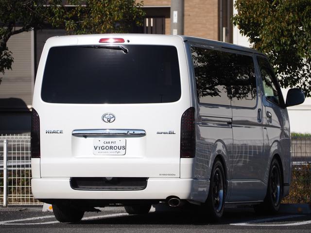 ハイエースバン ロングスーパーＧＬ　ローダウン　１６ＡＷ　ＰＡＲＡＤＡタイヤ　ナビ　地デジ　ＤＶＤ／ＣＤ／Ｂｌｕｅｔｏｏｔｈ／ＵＳＢ　バックカメラ　ＥＴＣ　ドラレコ　ベッドキット　ＬＥＤテール／ライト　スマートキー（16枚目）