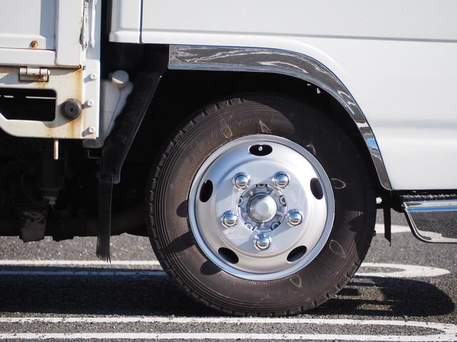 エルフトラック ベースグレード　新明和垂直パワーゲート　昇降荷重６００ｋｇ（１５８ｃｍ×８４ｃｍ）　最積２０００ｋｇ　荷台内寸（１６１ｃｍ×３０６ｃｍ×３８ｃｍ）　後輪Ｗタイヤ　メッキパーツ　アオリ縞板　左電格　ＥＴＣ（12枚目）