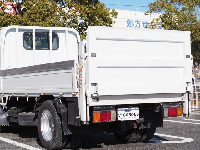 エルフトラック ベースグレード　新明和垂直パワーゲート　昇降荷重６００ｋｇ（１５８ｃｍ×８４ｃｍ）　最積２０００ｋｇ　荷台内寸（１６１ｃｍ×３０６ｃｍ×３８ｃｍ）　後輪Ｗタイヤ　メッキパーツ　アオリ縞板　左電格　ＥＴＣ（19枚目）