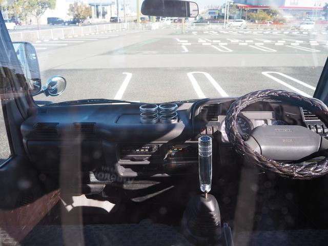 エルフトラック ベースグレード　新明和垂直パワーゲート　昇降荷重６００ｋｇ（１５８ｃｍ×８４ｃｍ）　最積２０００ｋｇ　荷台内寸（１６１ｃｍ×３０６ｃｍ×３８ｃｍ）　後輪Ｗタイヤ　メッキパーツ　アオリ縞板　左電格　ＥＴＣ（22枚目）