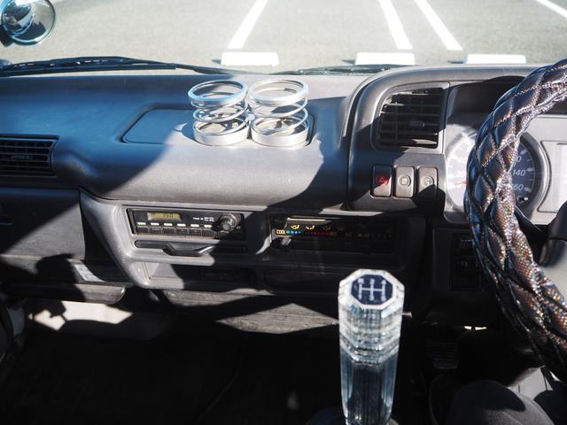 エルフトラック ベースグレード　新明和垂直パワーゲート　昇降荷重６００ｋｇ（１５８ｃｍ×８４ｃｍ）　最積２０００ｋｇ　荷台内寸（１６１ｃｍ×３０６ｃｍ×３８ｃｍ）　後輪Ｗタイヤ　メッキパーツ　アオリ縞板　左電格　ＥＴＣ（23枚目）