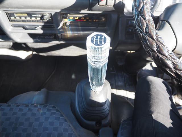 エルフトラック ベースグレード　新明和垂直パワーゲート　昇降荷重６００ｋｇ（１５８ｃｍ×８４ｃｍ）　最積２０００ｋｇ　荷台内寸（１６１ｃｍ×３０６ｃｍ×３８ｃｍ）　後輪Ｗタイヤ　メッキパーツ　アオリ縞板　左電格　ＥＴＣ（27枚目）