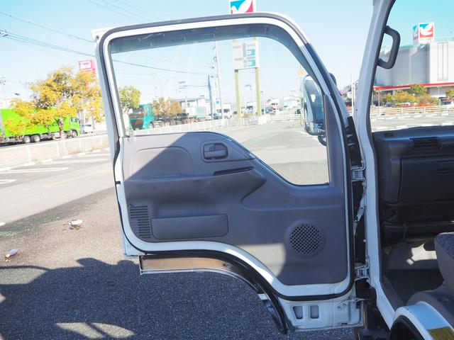 エルフトラック ベースグレード　新明和垂直パワーゲート　昇降荷重６００ｋｇ（１５８ｃｍ×８４ｃｍ）　最積２０００ｋｇ　荷台内寸（１６１ｃｍ×３０６ｃｍ×３８ｃｍ）　後輪Ｗタイヤ　メッキパーツ　アオリ縞板　左電格　ＥＴＣ（39枚目）