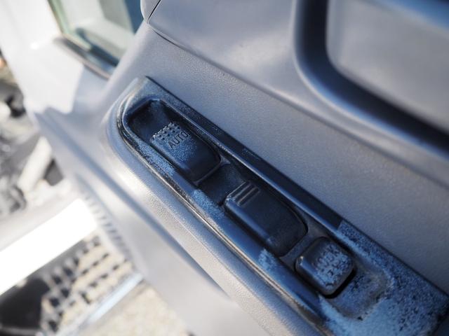 エルフトラック ベースグレード　新明和垂直パワーゲート　昇降荷重６００ｋｇ（１５８ｃｍ×８４ｃｍ）　最積２０００ｋｇ　荷台内寸（１６１ｃｍ×３０６ｃｍ×３８ｃｍ）　後輪Ｗタイヤ　メッキパーツ　アオリ縞板　左電格　ＥＴＣ（41枚目）