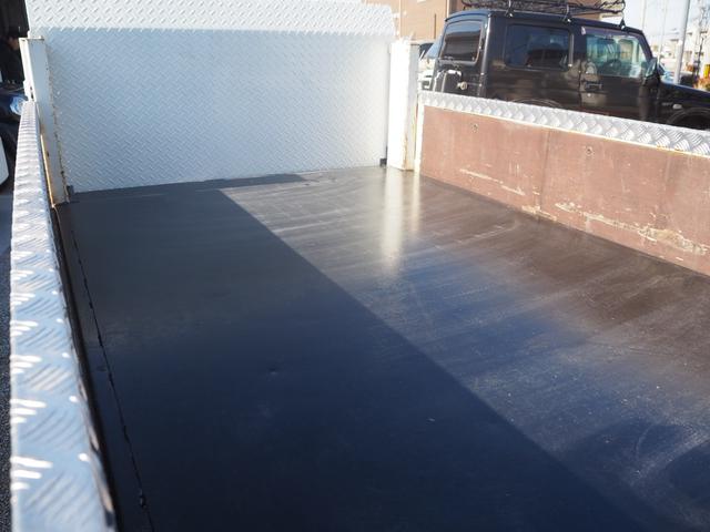 エルフトラック ベースグレード　新明和垂直パワーゲート　昇降荷重６００ｋｇ（１５８ｃｍ×８４ｃｍ）　最積２０００ｋｇ　荷台内寸（１６１ｃｍ×３０６ｃｍ×３８ｃｍ）　後輪Ｗタイヤ　メッキパーツ　アオリ縞板　左電格　ＥＴＣ（51枚目）