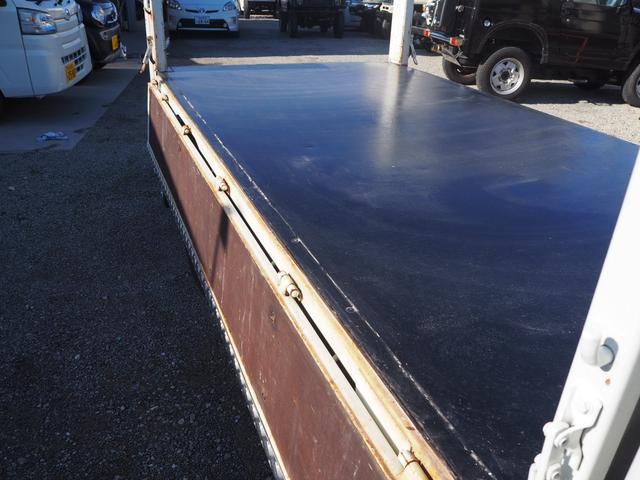 エルフトラック ベースグレード　新明和垂直パワーゲート　昇降荷重６００ｋｇ（１５８ｃｍ×８４ｃｍ）　最積２０００ｋｇ　荷台内寸（１６１ｃｍ×３０６ｃｍ×３８ｃｍ）　後輪Ｗタイヤ　メッキパーツ　アオリ縞板　左電格　ＥＴＣ（52枚目）