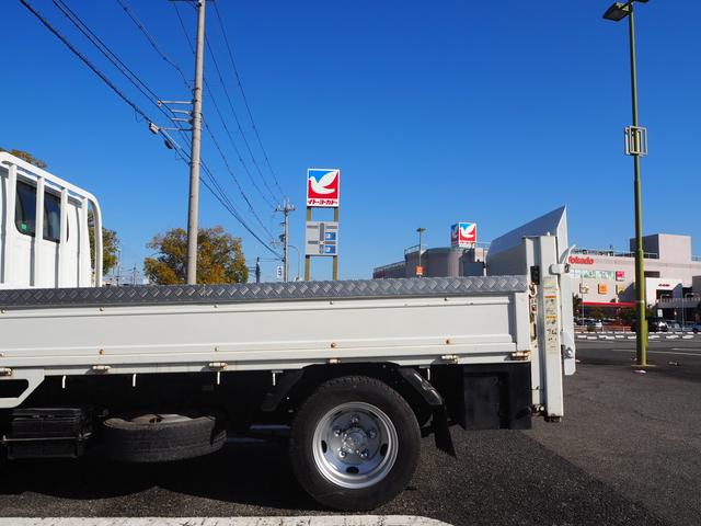 エルフトラック ベースグレード　新明和垂直パワーゲート　昇降荷重６００ｋｇ（１５８ｃｍ×８４ｃｍ）　最積２０００ｋｇ　荷台内寸（１６１ｃｍ×３０６ｃｍ×３８ｃｍ）　後輪Ｗタイヤ　メッキパーツ　アオリ縞板　左電格　ＥＴＣ（55枚目）