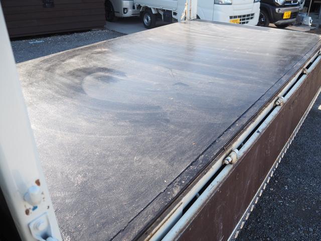 エルフトラック ベースグレード　新明和垂直パワーゲート　昇降荷重６００ｋｇ（１５８ｃｍ×８４ｃｍ）　最積２０００ｋｇ　荷台内寸（１６１ｃｍ×３０６ｃｍ×３８ｃｍ）　後輪Ｗタイヤ　メッキパーツ　アオリ縞板　左電格　ＥＴＣ（60枚目）