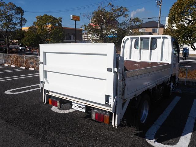 エルフトラック ベースグレード　新明和垂直パワーゲート　昇降荷重６００ｋｇ（１５８ｃｍ×８４ｃｍ）　最積２０００ｋｇ　荷台内寸（１６１ｃｍ×３０６ｃｍ×３８ｃｍ）　後輪Ｗタイヤ　メッキパーツ　アオリ縞板　左電格　ＥＴＣ（61枚目）