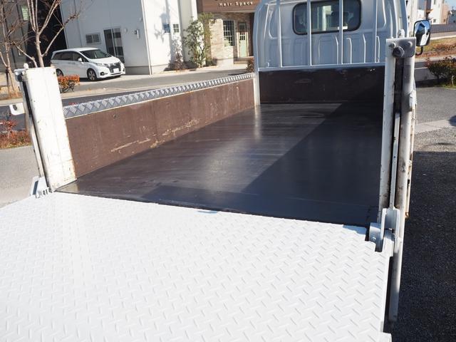 エルフトラック ベースグレード　新明和垂直パワーゲート　昇降荷重６００ｋｇ（１５８ｃｍ×８４ｃｍ）　最積２０００ｋｇ　荷台内寸（１６１ｃｍ×３０６ｃｍ×３８ｃｍ）　後輪Ｗタイヤ　メッキパーツ　アオリ縞板　左電格　ＥＴＣ（62枚目）