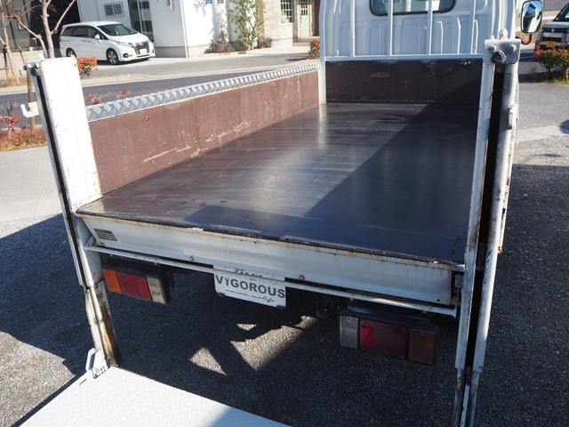 エルフトラック ベースグレード　新明和垂直パワーゲート　昇降荷重６００ｋｇ（１５８ｃｍ×８４ｃｍ）　最積２０００ｋｇ　荷台内寸（１６１ｃｍ×３０６ｃｍ×３８ｃｍ）　後輪Ｗタイヤ　メッキパーツ　アオリ縞板　左電格　ＥＴＣ（63枚目）
