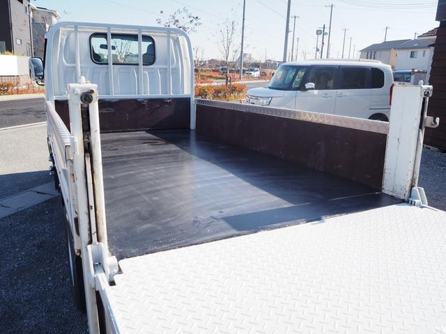 エルフトラック ベースグレード　新明和垂直パワーゲート　昇降荷重６００ｋｇ（１５８ｃｍ×８４ｃｍ）　最積２０００ｋｇ　荷台内寸（１６１ｃｍ×３０６ｃｍ×３８ｃｍ）　後輪Ｗタイヤ　メッキパーツ　アオリ縞板　左電格　ＥＴＣ（70枚目）