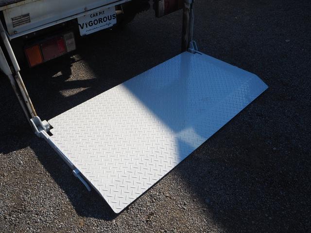 エルフトラック ベースグレード　新明和垂直パワーゲート　昇降荷重６００ｋｇ（１５８ｃｍ×８４ｃｍ）　最積２０００ｋｇ　荷台内寸（１６１ｃｍ×３０６ｃｍ×３８ｃｍ）　後輪Ｗタイヤ　メッキパーツ　アオリ縞板　左電格　ＥＴＣ（72枚目）