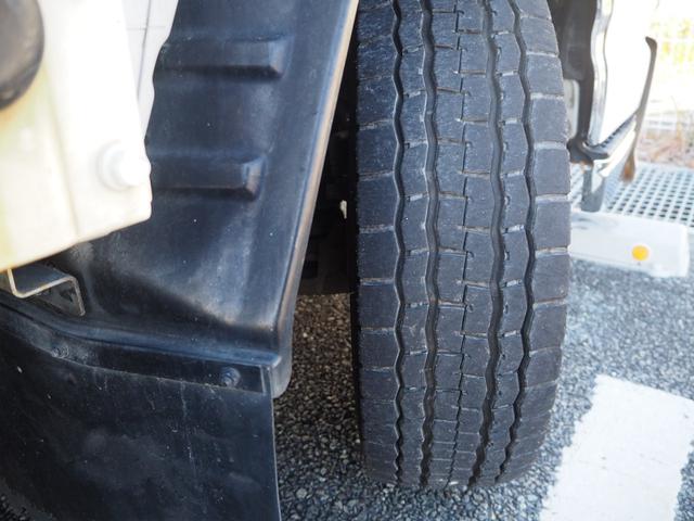 エルフトラック ベースグレード　新明和垂直パワーゲート　昇降荷重６００ｋｇ（１５８ｃｍ×８４ｃｍ）　最積２０００ｋｇ　荷台内寸（１６１ｃｍ×３０６ｃｍ×３８ｃｍ）　後輪Ｗタイヤ　メッキパーツ　アオリ縞板　左電格　ＥＴＣ（77枚目）