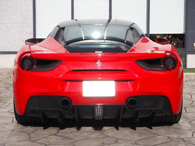 ４８８ＧＴＢ ベースグレード　カーボンエンジンカバー／カーボンデイトナレーシングシート／カーボンファイバードライバーゾーン／カーボンフロントスポイラー／カーボンリヤデュフューザー／カーボンリヤエアダクト（11枚目）