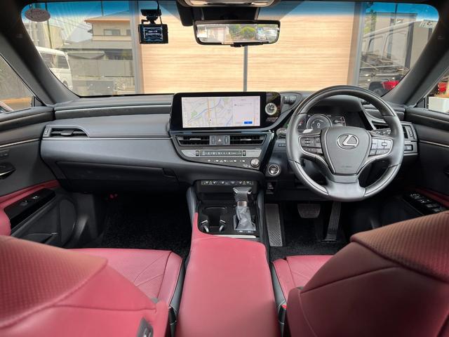 ＥＳ ＥＳ３００ｈ　グレイスフルエスコート　リアスポイラー／３６０°カメラ／バックカメラ／１２．３インチディスプレイオーディオプラス／レザーシート（クリムゾンレッド）／シートヒーター／ベンチレーション／３眼ＬＥＤヘッドランプ（13枚目）