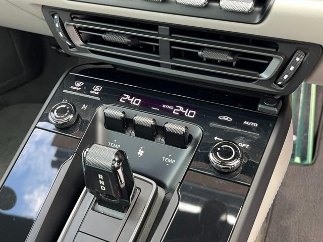 ９１１ ９１１カレラ４ＧＴＳ　シャークブルー／クロノメーター／ＢＯＳＥサウンドシステム／スポーツデザインサイドスカート／スポーツシート／インテリアパッケージ／シートベルトカーズレッド／サンルーフ／ドアカーテンライト（50枚目）