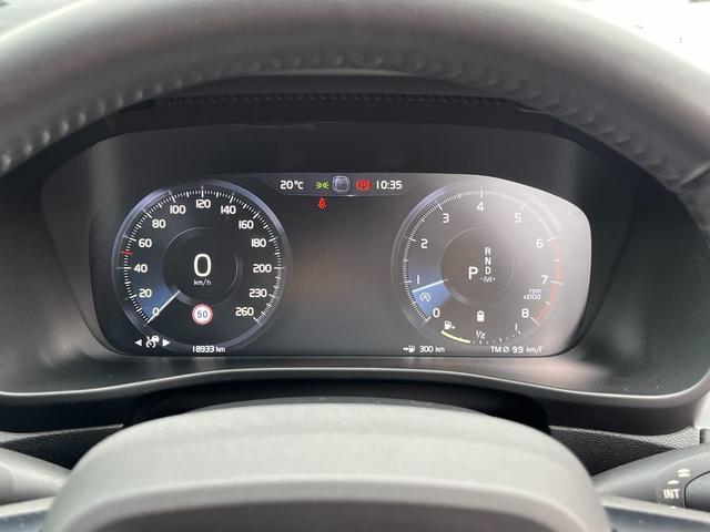 VOLVO XC40 B4 MOMENTUM