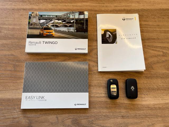 トゥインゴ ＥＤＣ　純正ディスプレイオーディオ／ＡｐｐｌｅＣａｒｐｌａｙ／Ｂｌｕｅｔｏｏｔｈ／ＵＳＢ／レーンアシスト／ＥＴＣ／コーナーセンサー／アイドリングストップ／純正１５インチアルミホイール（11枚目）