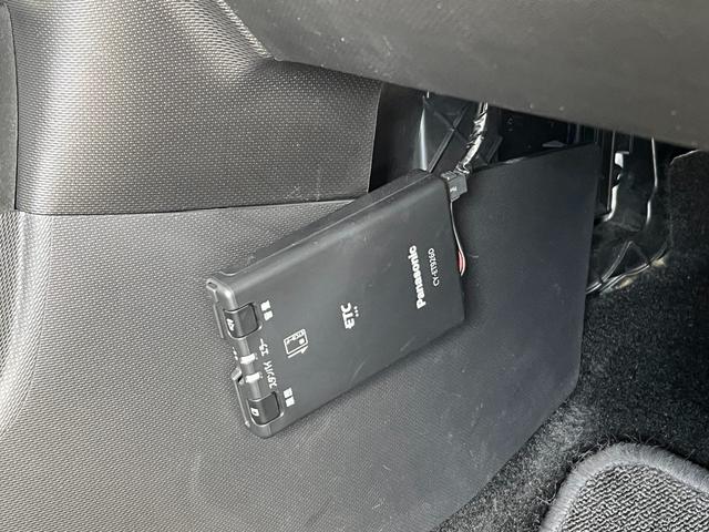 トゥインゴ ＥＤＣ　純正ディスプレイオーディオ／ＡｐｐｌｅＣａｒｐｌａｙ／Ｂｌｕｅｔｏｏｔｈ／ＵＳＢ／レーンアシスト／ＥＴＣ／コーナーセンサー／アイドリングストップ／純正１５インチアルミホイール（21枚目）