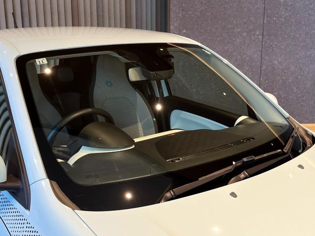 トゥインゴ ＥＤＣ　純正ディスプレイオーディオ／ＡｐｐｌｅＣａｒｐｌａｙ／Ｂｌｕｅｔｏｏｔｈ／ＵＳＢ／レーンアシスト／ＥＴＣ／コーナーセンサー／アイドリングストップ／純正１５インチアルミホイール（30枚目）