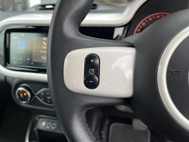 トゥインゴ ＥＤＣ　純正ディスプレイオーディオ／ＡｐｐｌｅＣａｒｐｌａｙ／Ｂｌｕｅｔｏｏｔｈ／ＵＳＢ／レーンアシスト／ＥＴＣ／コーナーセンサー／アイドリングストップ／純正１５インチアルミホイール（50枚目）