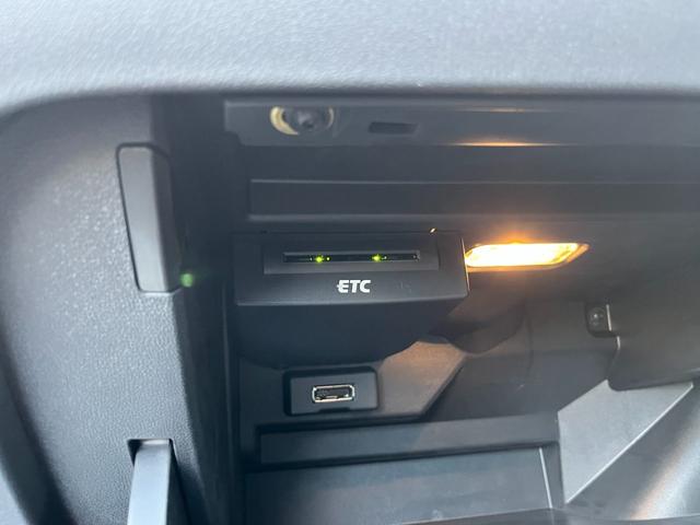 A1スポーツバック 1.0TFSI A1SB/MMIナビゲーション/コンビニエンスパッケージ/ナビキセノンプラスパッケージ/アドバンストパッケージ/パーキングシステム/コントラストルーフ/プライバシーガラス/ETC/シートヒーター/TV(10枚目)