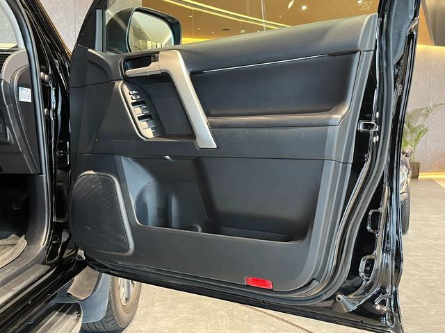 ランドクルーザープラド TX Lパッケージ ムーンルーフ/ブラックルーフレール/19インチ純正アルミホイール/モデリスタ フロントスポイラー/モデリスタ リアスカート/モデリスタリアスポイラー/純正OPウッド調ステアリング/アルパインナビ(61枚目)