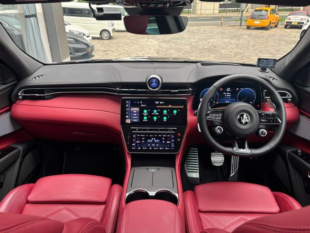 グレカーレ トロフェオ 新車保証/SonusFaberサウンド/グリージョラヴァ/ヘッドアップディスプレイ/テックアシスタンスP/ナビゲーションシステム/パノラマルーフ/マットカーボンファイバーウィーブ/ロッソスクーロ(8枚目)