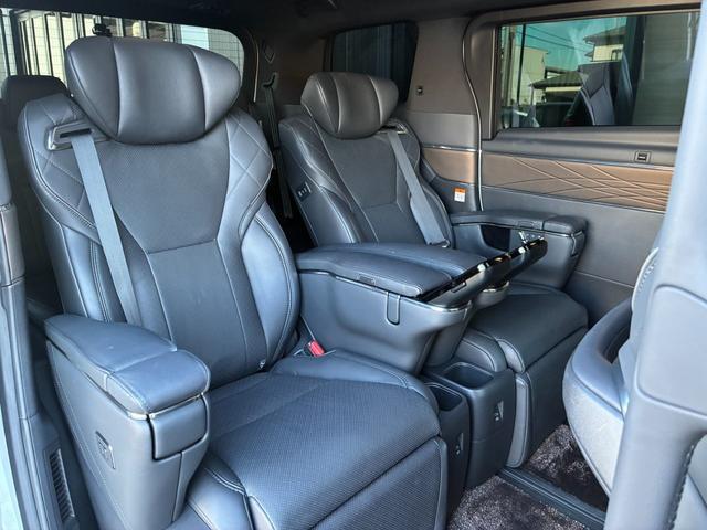 アルファードハイブリッド エグゼクティブラウンジ　ＯＰユニバーサルステップ／１９インチＡＷ／モデリスタフルエアロ＆フロントグリル／１４インチＤＡ＋ＪＢＬプレミアムサウンド／左右独立ムーンルーフ／１４インチリアエンター／デジタルインナーミラー／ＨＵＤ（15枚目）