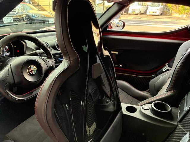 アルファロメオ４Ｃ　ローンチエディション／スポーツサスペンション／スポーツエキゾースト／Ｒ１８・１９／レッドキャリパ／カーボンミラー／カーボンリアスポイラー／カーボンインパネ／レザーステア／ＨＩ−ＦＩ