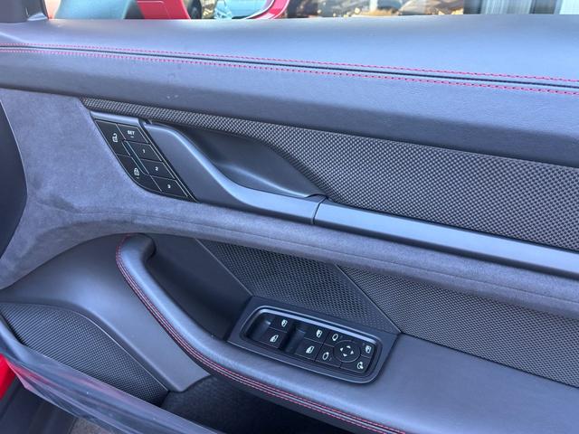 タイカン タイカンＧＴＳ　ＰＤＣＣ／ＨＵＤ／２０インチＳｐｏｒｔＡｒｅｏ／カーボンインテリアＰＫＧ／革シート／サンルーフ／グレートップウインドスクリーン／シートヒータ／ＰＯＲＳＣＨＥロゴドアカーテンライト（53枚目）