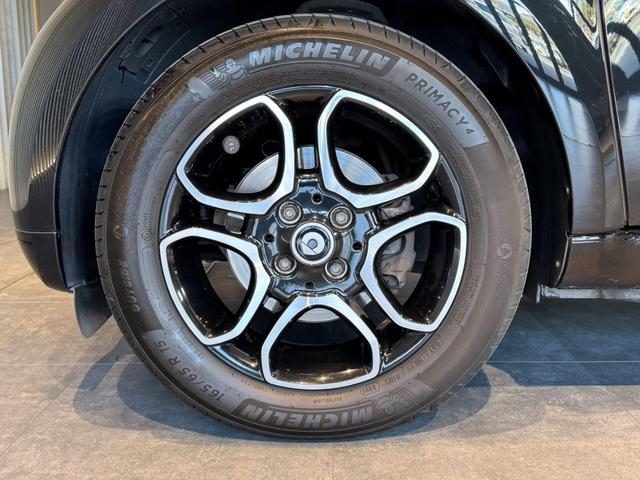 スマートフォーツークーペ ターボ　１オーナー／ナビゲーションＰＫＧ／ＤＩＮＡＭＩＣＡスポーツシート／シートヒーター／アンビエントライト／ＬＥＤアダプティブ／１８ＡＭＧ５ツインスポーク／レザーステアリング／ブラックメッシュ（32枚目）