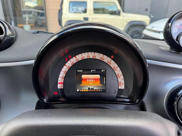 スマートフォーツークーペ ターボ　１オーナー／ナビゲーションＰＫＧ／ＤＩＮＡＭＩＣＡスポーツシート／シートヒーター／アンビエントライト／ＬＥＤアダプティブ／１８ＡＭＧ５ツインスポーク／レザーステアリング／ブラックメッシュ（52枚目）