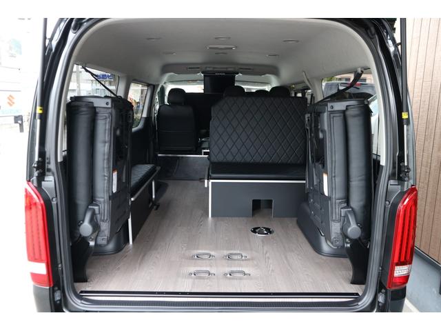 GL 3列目後ろ向き2名対面ラウンジ家具フロアフローリング施工IFUUカスタムコンプリートTYPE3バケットシートカバー地ナビフリップダウンモニターウッドインテリア車中泊アウトドア仕様(9枚目)