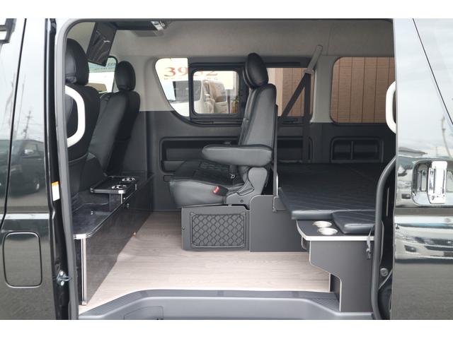 GL 3列目後ろ向き2名対面ラウンジ家具フロアフローリング施工IFUUカスタムコンプリートTYPE3バケットシートカバー地ナビフリップダウンモニターウッドインテリア車中泊アウトドア仕様(14枚目)