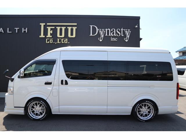 ハイエースコミューター スーパーロングＧＬ　３ナンバー乗用車登録１０人３列目対面ラウンジベッド家具テーブルフローリング天井ダウンライトバケットシートカバーセンターコンソールアルパインＢＩＧＸ１１ナビ後席１２．８ｉｎモニター２ピース１８ｉｎアルミ（26枚目）