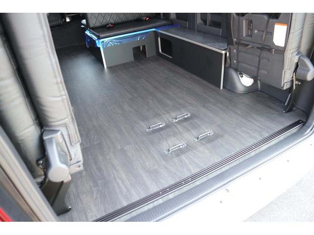 ハイエースコミューター スーパーロングＧＬ　３ナンバー乗用車登録１０人３列目対面ラウンジベッド家具テーブルフローリング天井ダウンライトバケットシートカバーセンターコンソールアルパインＢＩＧＸ１１ナビ後席１２．８ｉｎモニター２ピース１８ｉｎアルミ（41枚目）