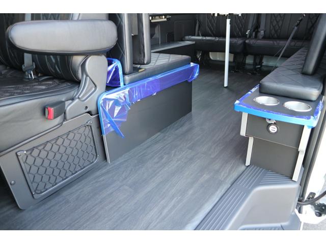 ハイエースコミューター スーパーロングＧＬ　３ナンバー乗用車登録１０人３列目対面ラウンジベッド家具テーブルフローリング天井ダウンライトバケットシートカバーセンターコンソールアルパインＢＩＧＸ１１ナビ後席１２．８ｉｎモニター２ピース１８ｉｎアルミ（47枚目）