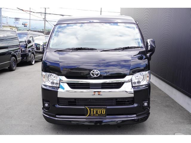 ハイエースワゴン ＧＬ　登録済未使用車３列目対面ラウンジベッド家具オプションベッドフローリングテーブルカスタムコンプリートＩＦ－ＷＢ８フルフラット対面ラウンジアルパインＢＩＧＸ１１ナビ後席１２．８モニターセンターコンソール（3枚目）